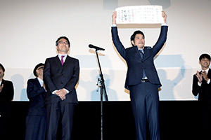 松山ケンイチさん、東出昌大さんに羽生三冠より初段免状授与_02