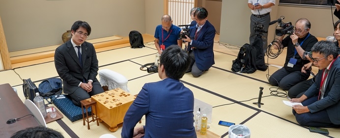 佐々木が連続挑戦　8月上旬の注目対局を格言で振り返る