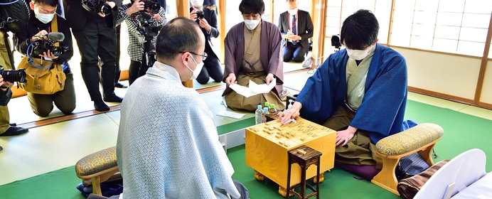 三冠対四冠の激突　１月上旬の注目対局を格言で振り返る