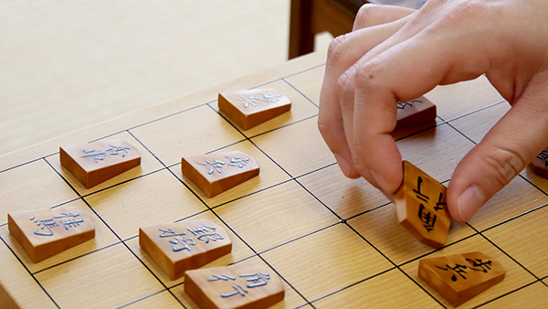 女流棋士に聞いた 美しく指すコツとは 綺麗な駒の持ち方を動画でマスターしよう 将棋コラム 日本将棋連盟