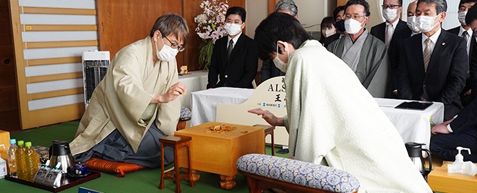 藤井VS羽生決着　３月上旬の注目対局を格言で振り返る