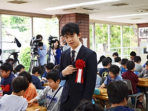 大会の様子を見守る藤井聡太七段