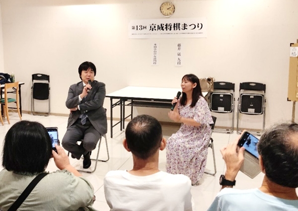 藤井九段と本田女流四段によるトークショー