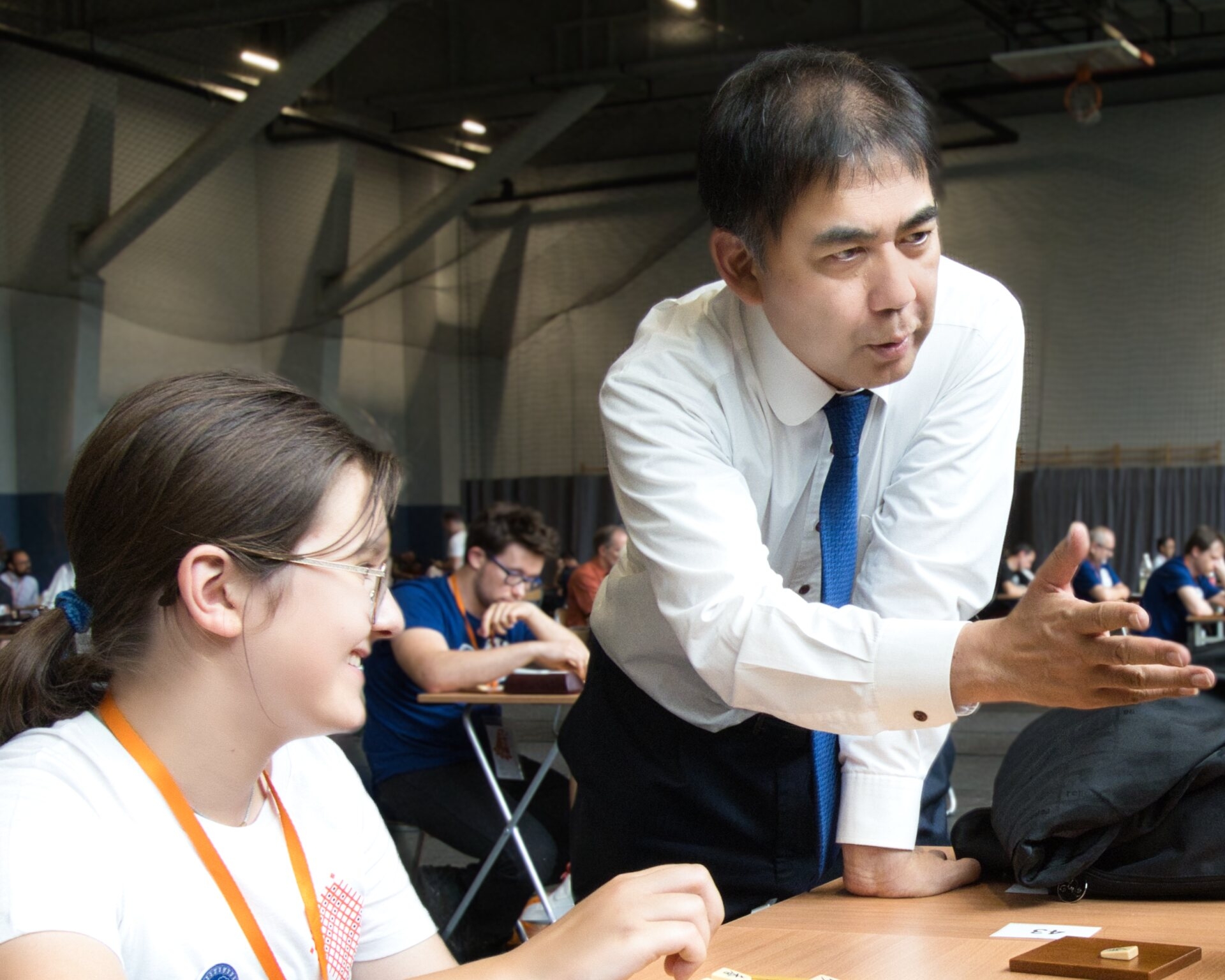 ③Masuda7Dan_TalkingToPlayers.jpg