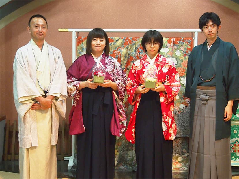 左から白瀧佐太郎様、田中沙紀さん、松下舞琳さん、中村太地七段