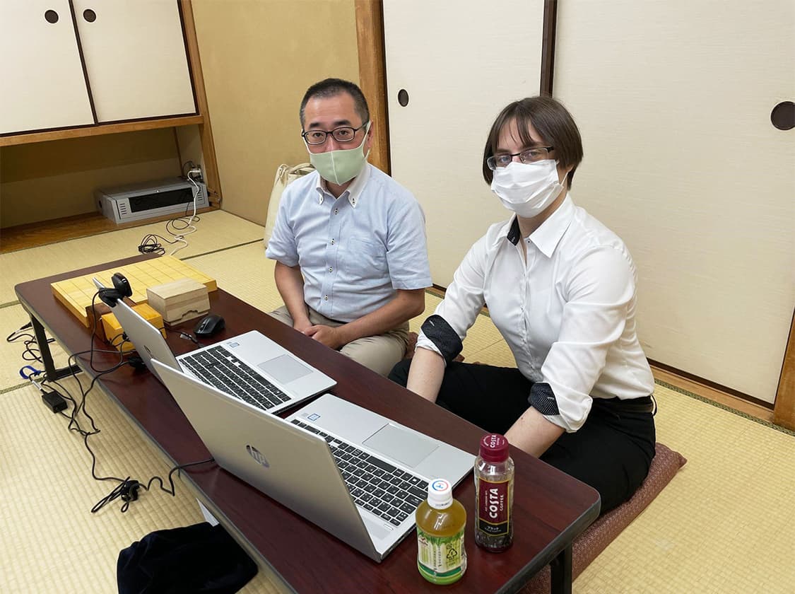 写真右から髙野秀行六段、カロリーナ女流初段