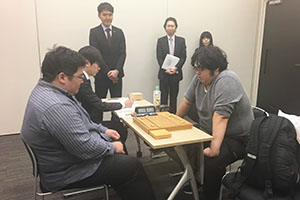 決勝戦は、日本将棋連盟常務理事・西尾明七段の号令で開始されました。