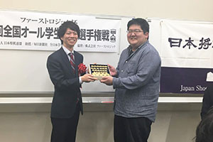 優勝した日高さんにはファーストロジック賞の、彫埋駒が贈られました。