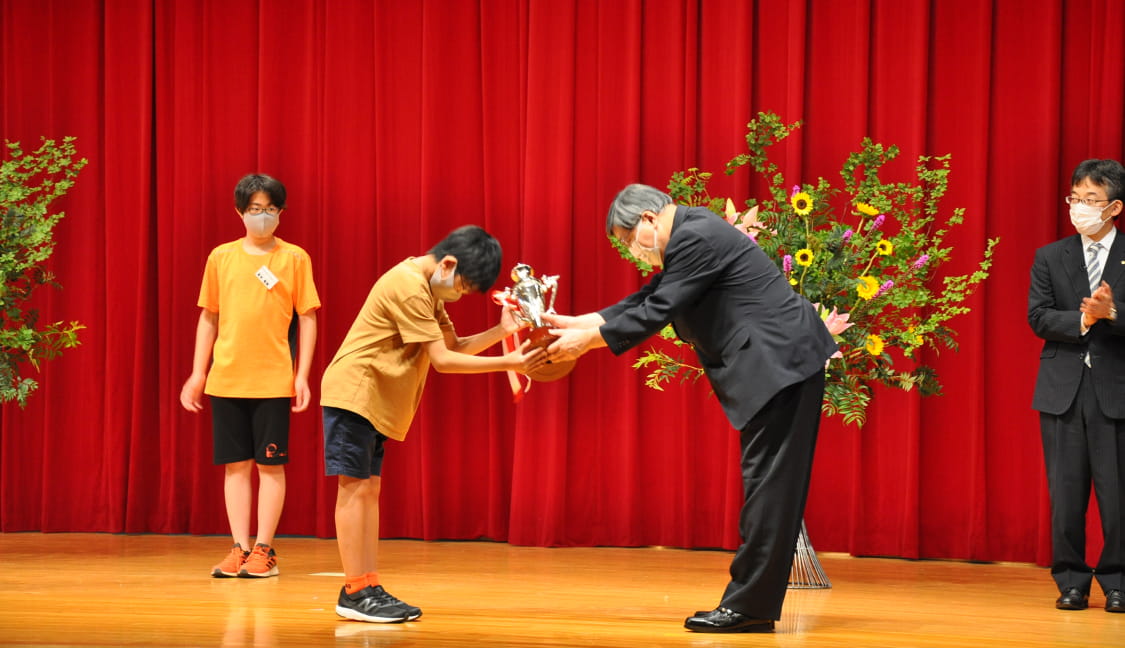 安形吉太郎様よりさなる杯が授与されました。