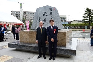 将棋モニュメント前で山本天童市長と羽生会長の記念撮影