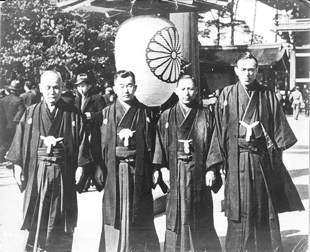 名人就位の報告のため明治神宮に参拝。左から関根十三世名人、木村新名人、金八段、花田八段＝1938年2月11日