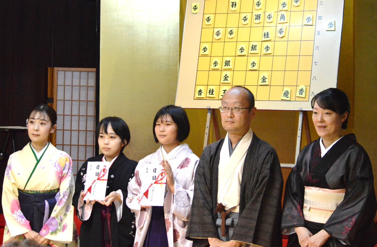 対局を終えて、お客様の前で記念撮影