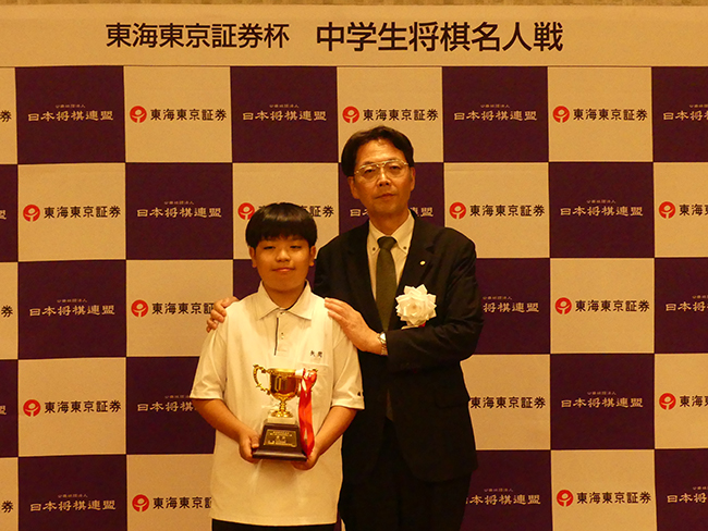 優勝カップの授与