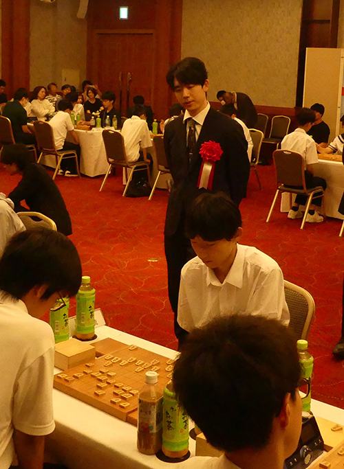 対局の様子を見守る藤井聡太竜王・名人
