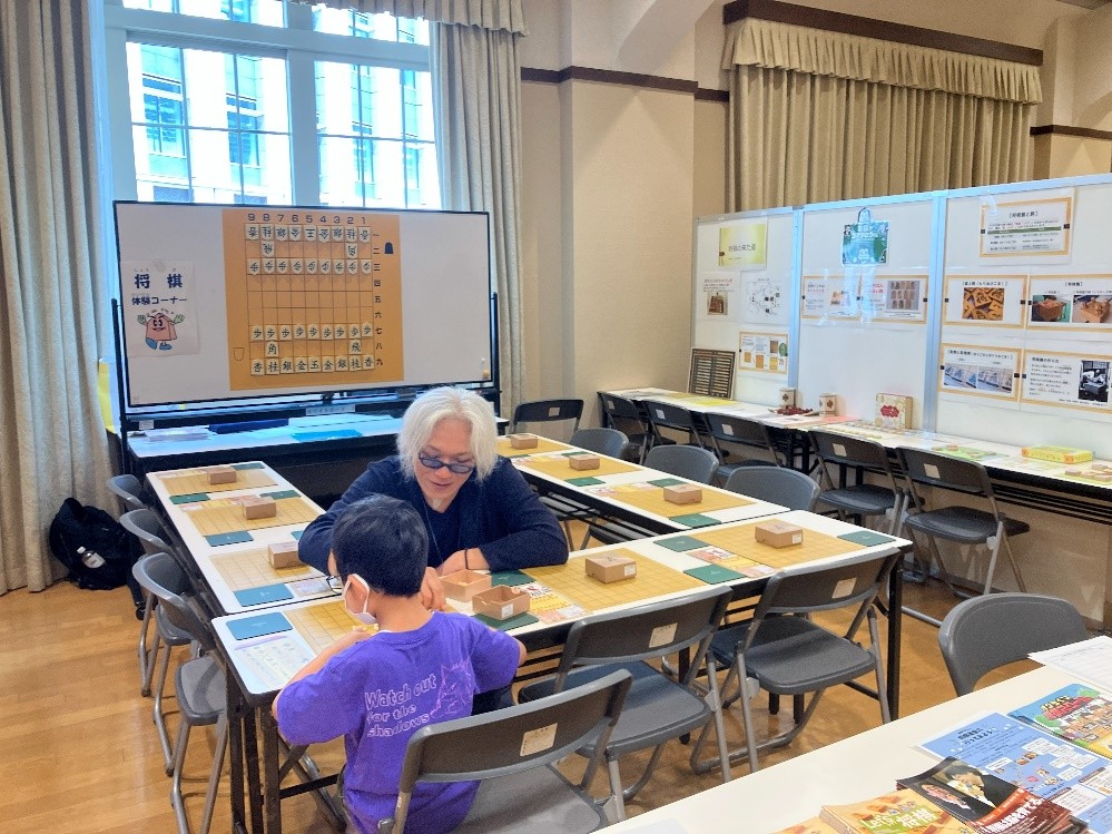 初心者教室・指導対局を行う飯島指導棋士