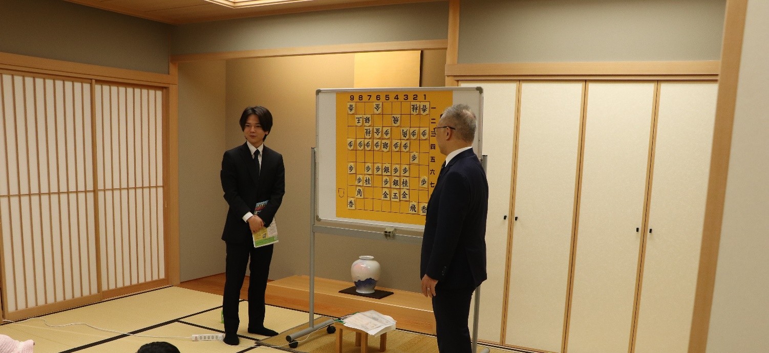 飯塚祐紀八段・吉池隆真四段によるオンライン将棋スクール生講座の様子