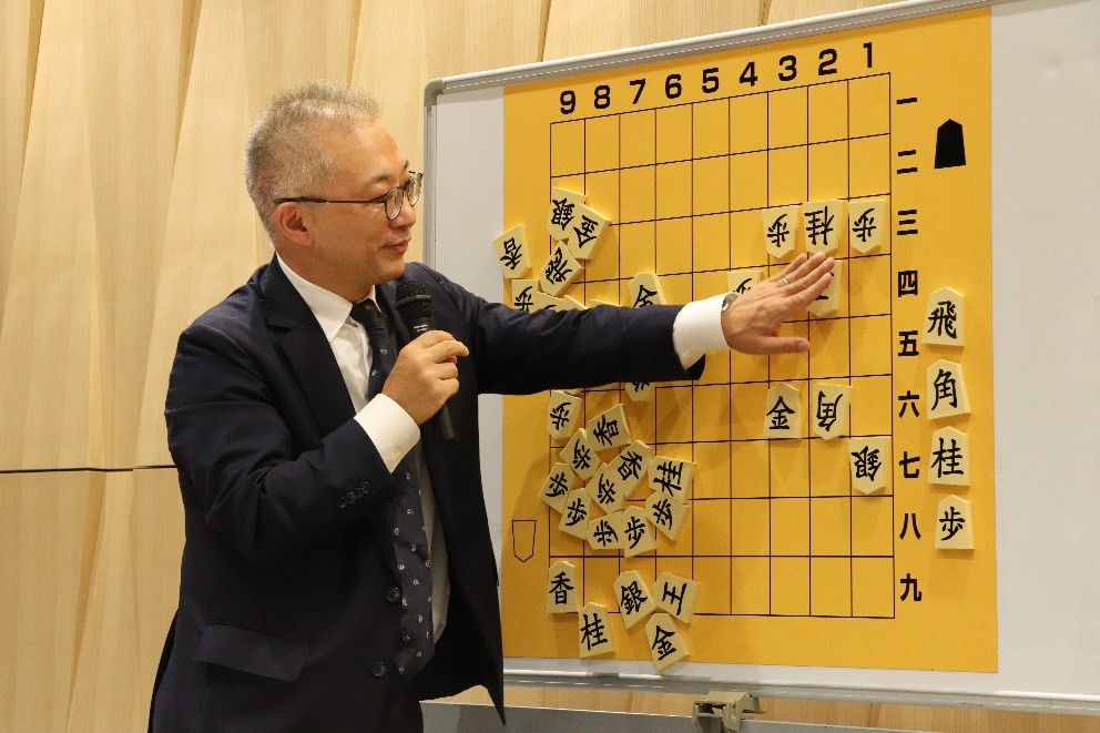 大盤解説をする飯塚祐紀八段