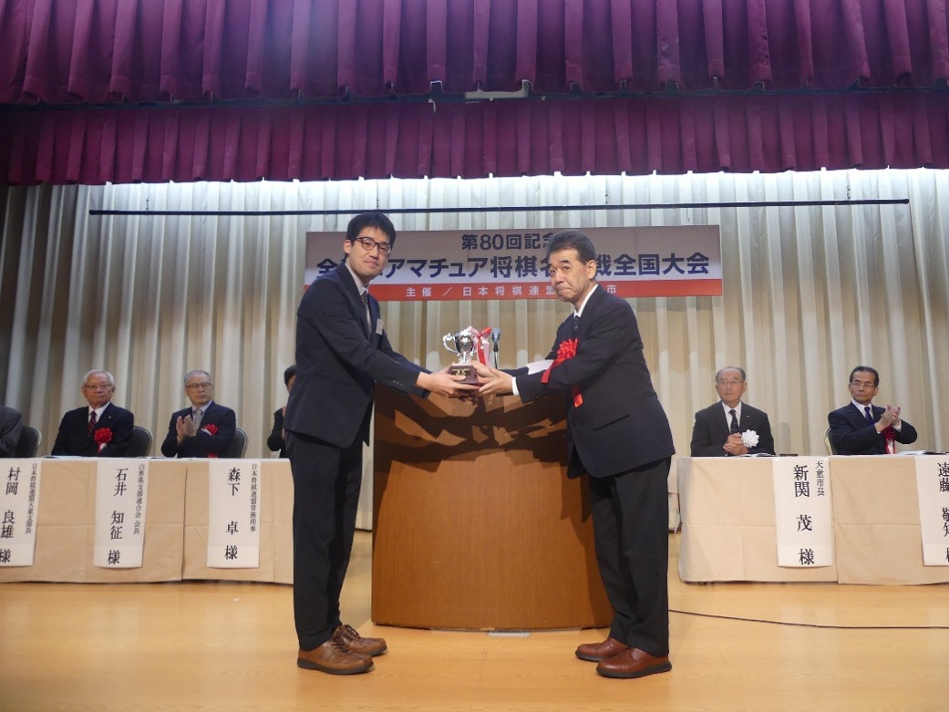 優勝杯返還 前年度優勝、北海道代表横山大樹さん(左)と共同通信社囲碁・将棋チーム長 斉藤泰行様（右）