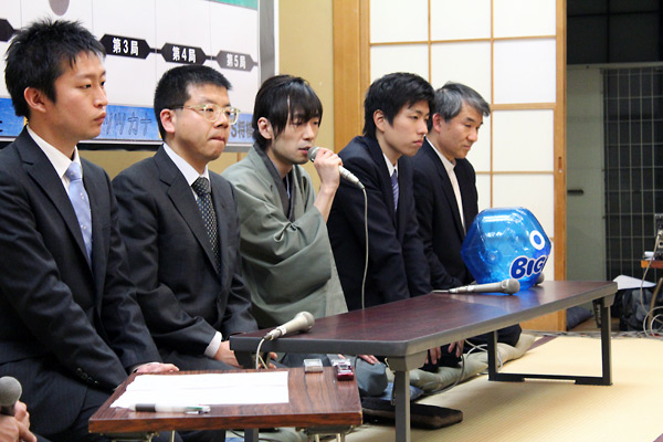 終局後の記者会見の模様
