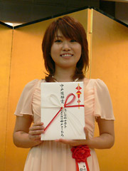 中戸賞奨励賞を授賞した鈴木環那女流初段