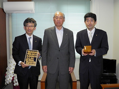 御蔵島村 広瀬久雄村長_駒、駒箱ご寄贈