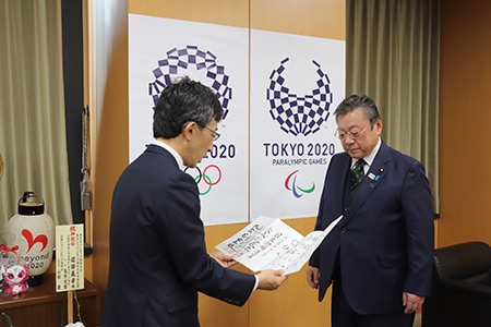 櫻田義孝東京オリンピック・パラリンピック担当大臣に五段免状を授与_01