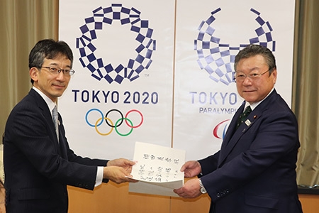 櫻田義孝東京オリンピック・パラリンピック担当大臣に五段免状を授与_02