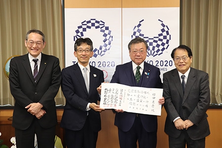 櫻田義孝東京オリンピック・パラリンピック担当大臣に五段免状を授与_03