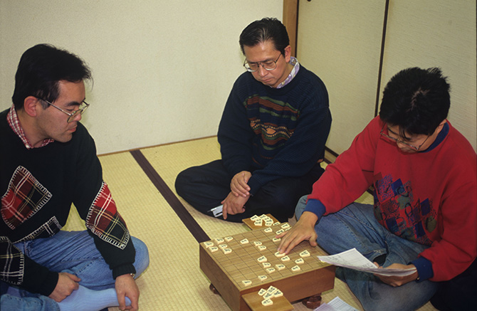 高橋道雄九段、森けい二九段、先崎学九段が検討をしているところ