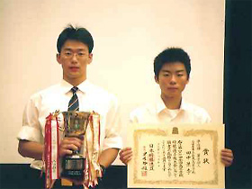 男子個人戦、優勝の山田祥五君（左）と準優勝の田中景季君（右）