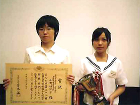 女子個人戦、優勝の鈴木絵里菜さん（右）と準優勝の小野ゆかりさん（左）