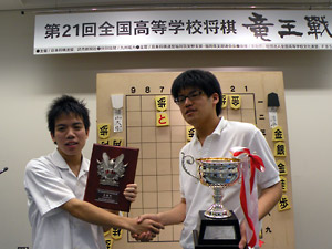 左は準優勝の西淳平君、右が優勝した横山大樹君